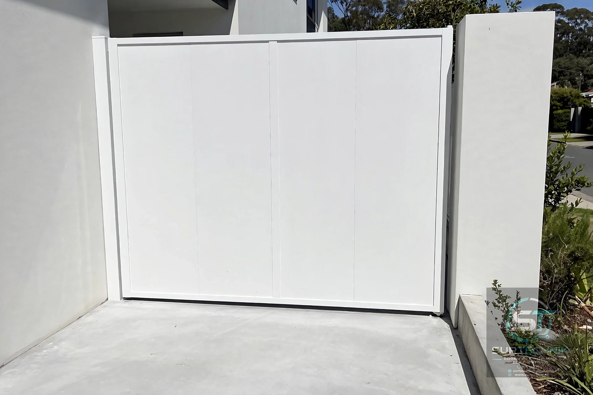 Puerta corredera blanca lisa moderna para garaje - Surtechnik