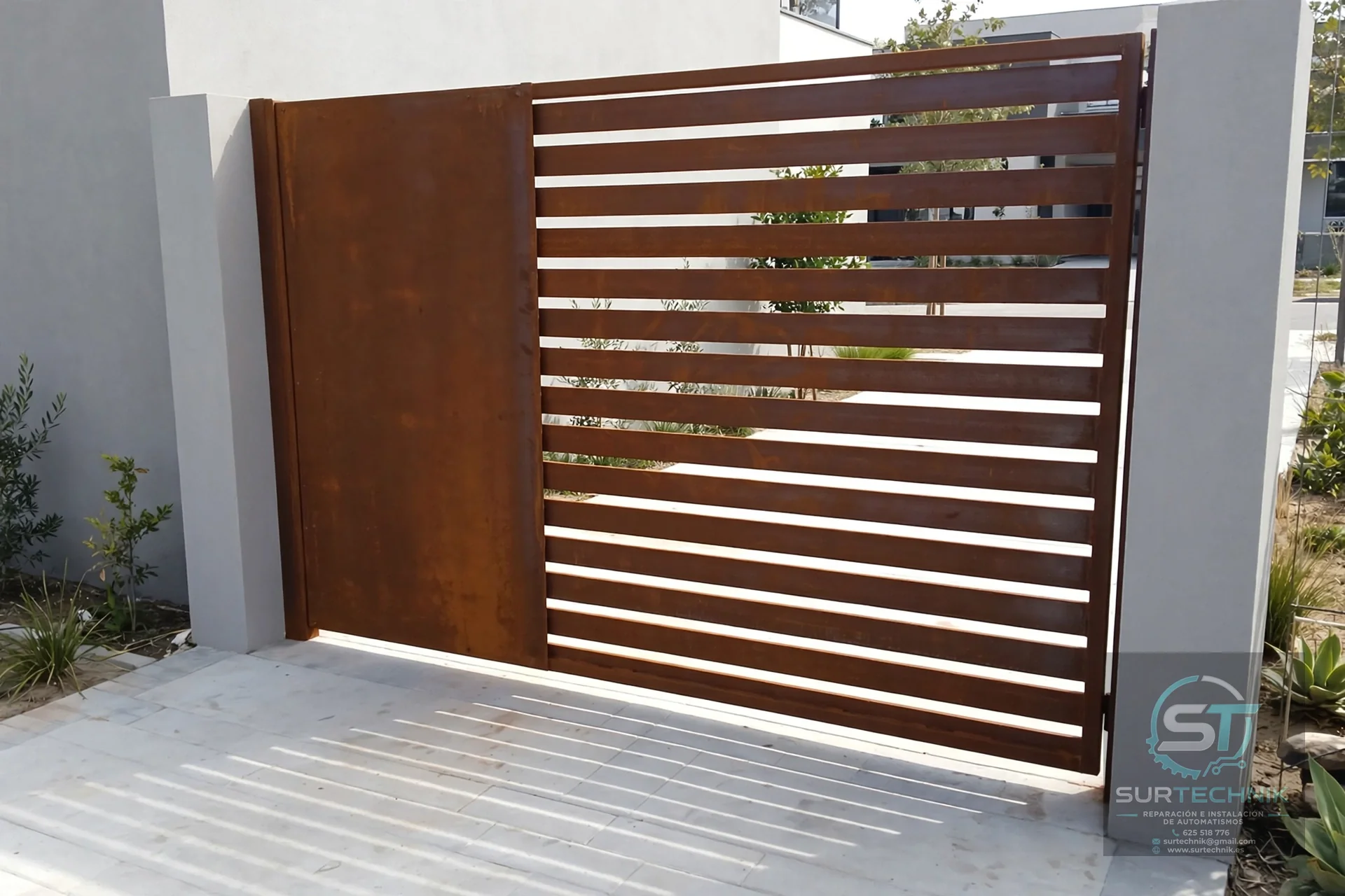 Puerta corredera bicolor con lamas horizontales madera y chapa marrón - Surtechnik
