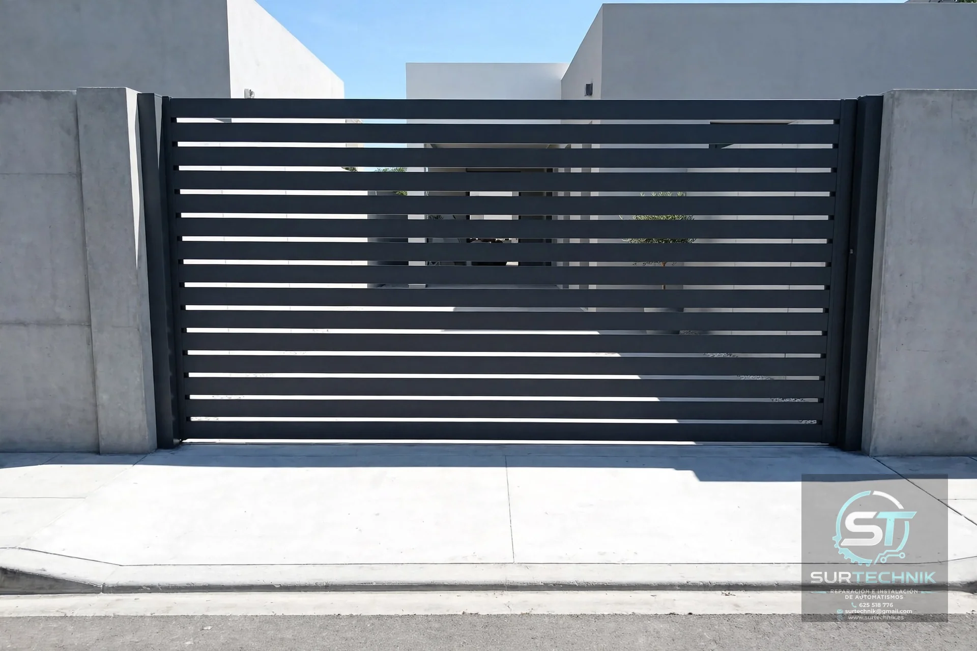 Puerta corredera negra de lamas horizontales minimalista - Surtechnik