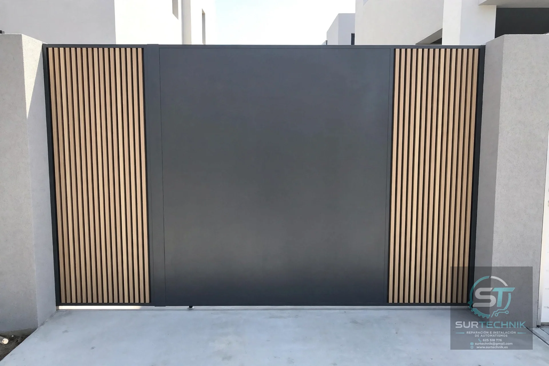 Puerta corredera gris antracita con laterales de lamas verticales de madera - Surtechnik