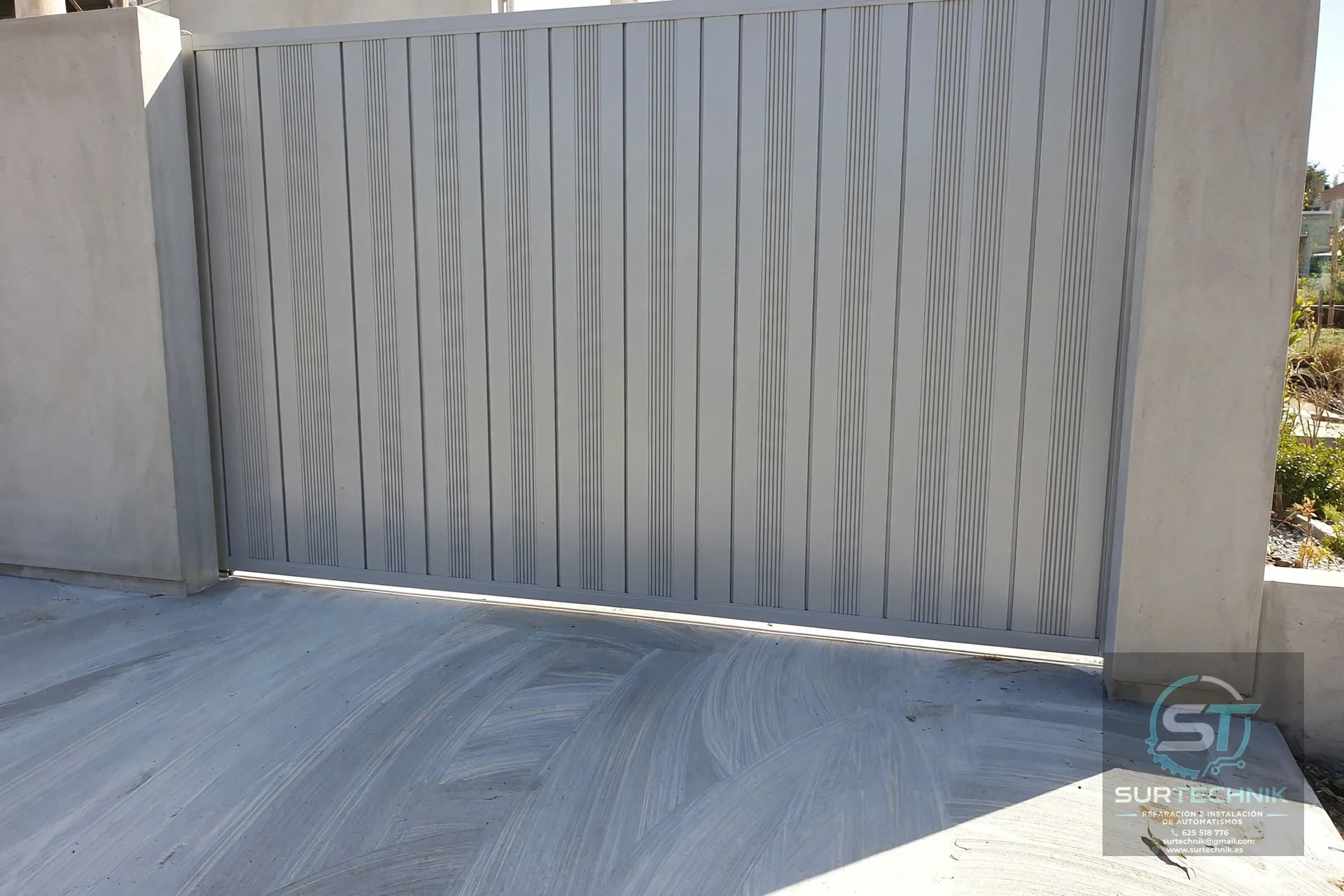Puerta corredera gris clara de lamas verticales acanaladas - Surtechnik